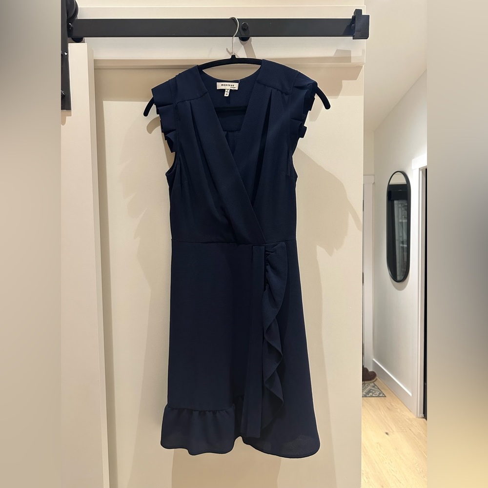 NAVY Size M - fit and flare dress. Flutter sleeves.